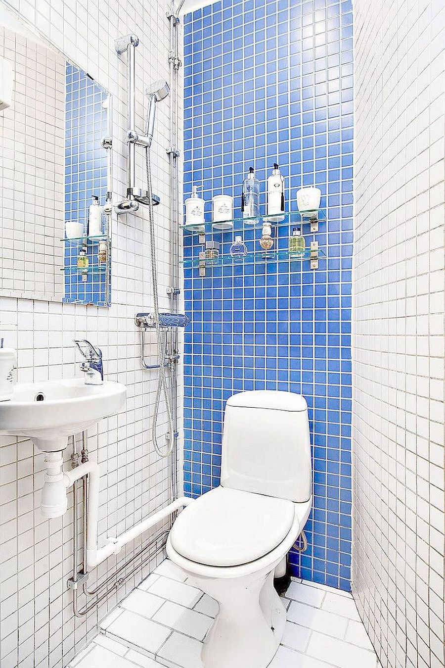Super-tiny blue and white bathroom for the small apartment