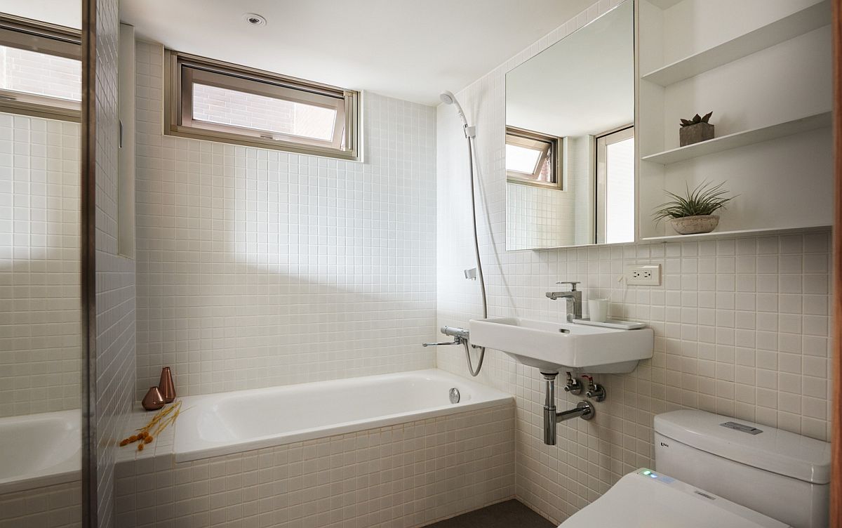 Tiny all-white bathroom for the small urban apartment
