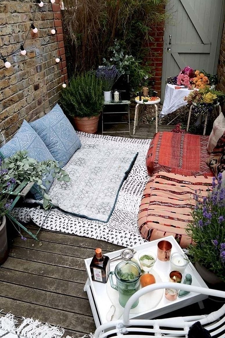 Tiny-tropical-deck-with-casual-seating-that-brings-picnic-home