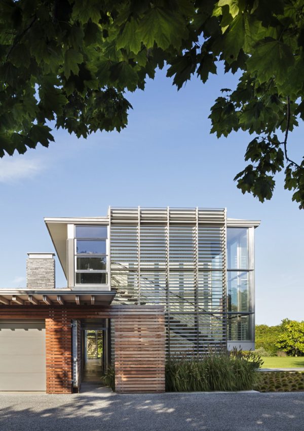 Spectacular Hamptons Residence A Modern Window Into A Scenic Landscape   View Of The Hamptons Residence From The Street 600x850 