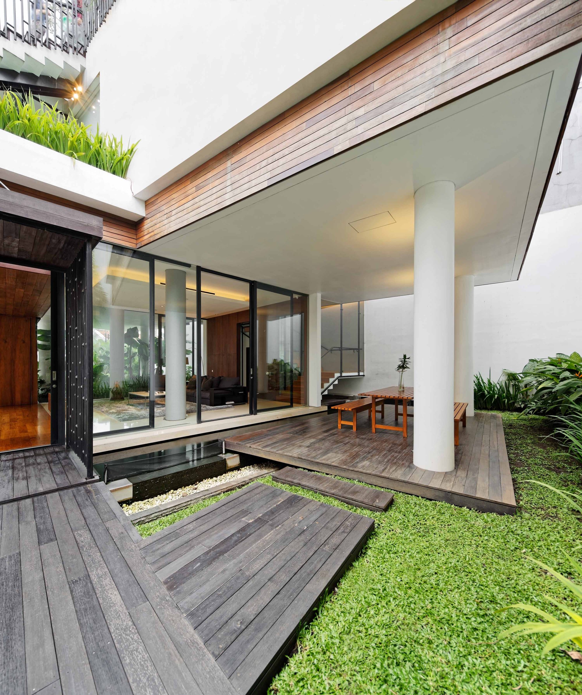 Wooden-decks-and-glass-walls-of-the-Long-House