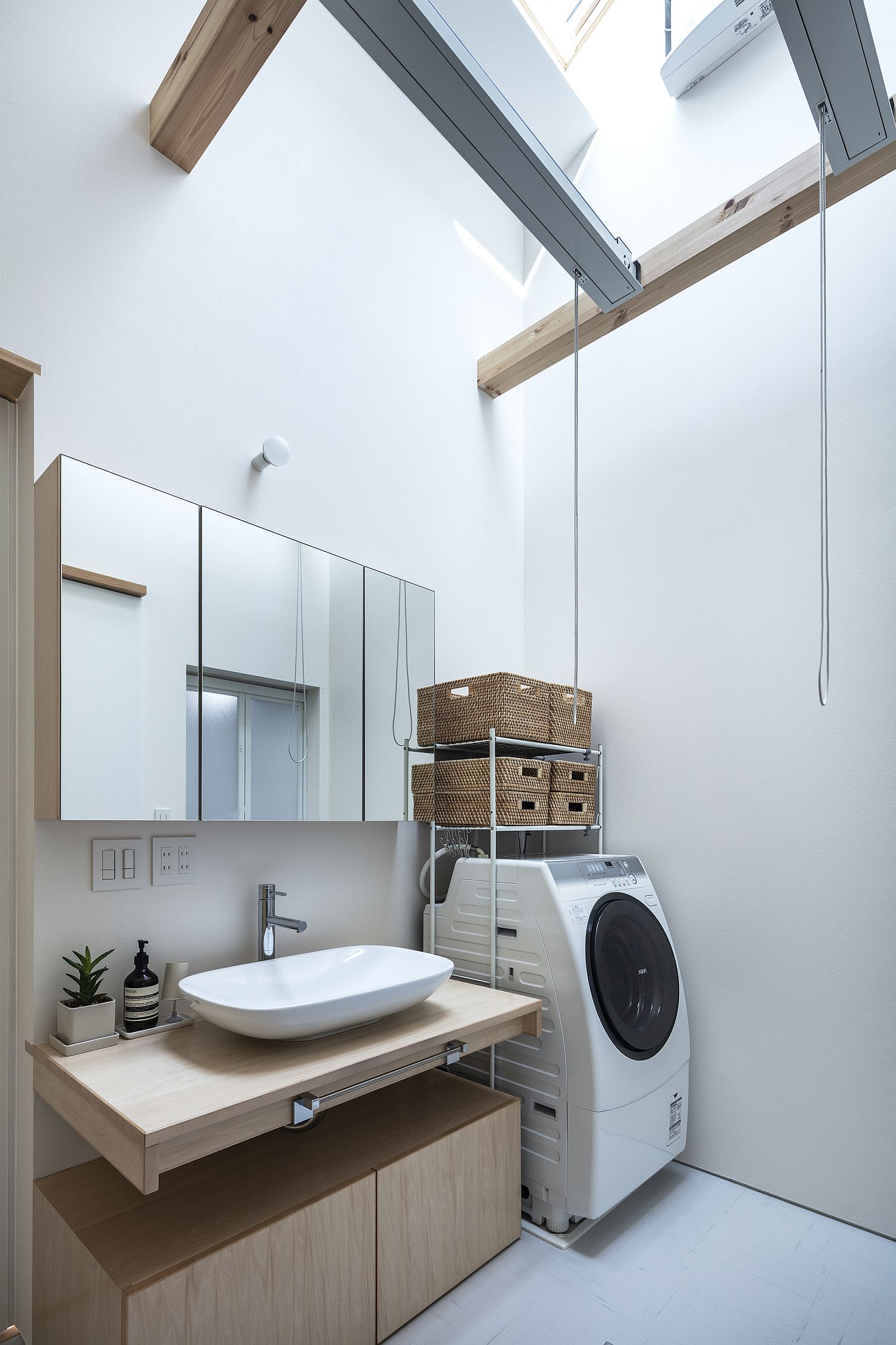 Bathroom-in-white-with-wooden-beams-and-skylight