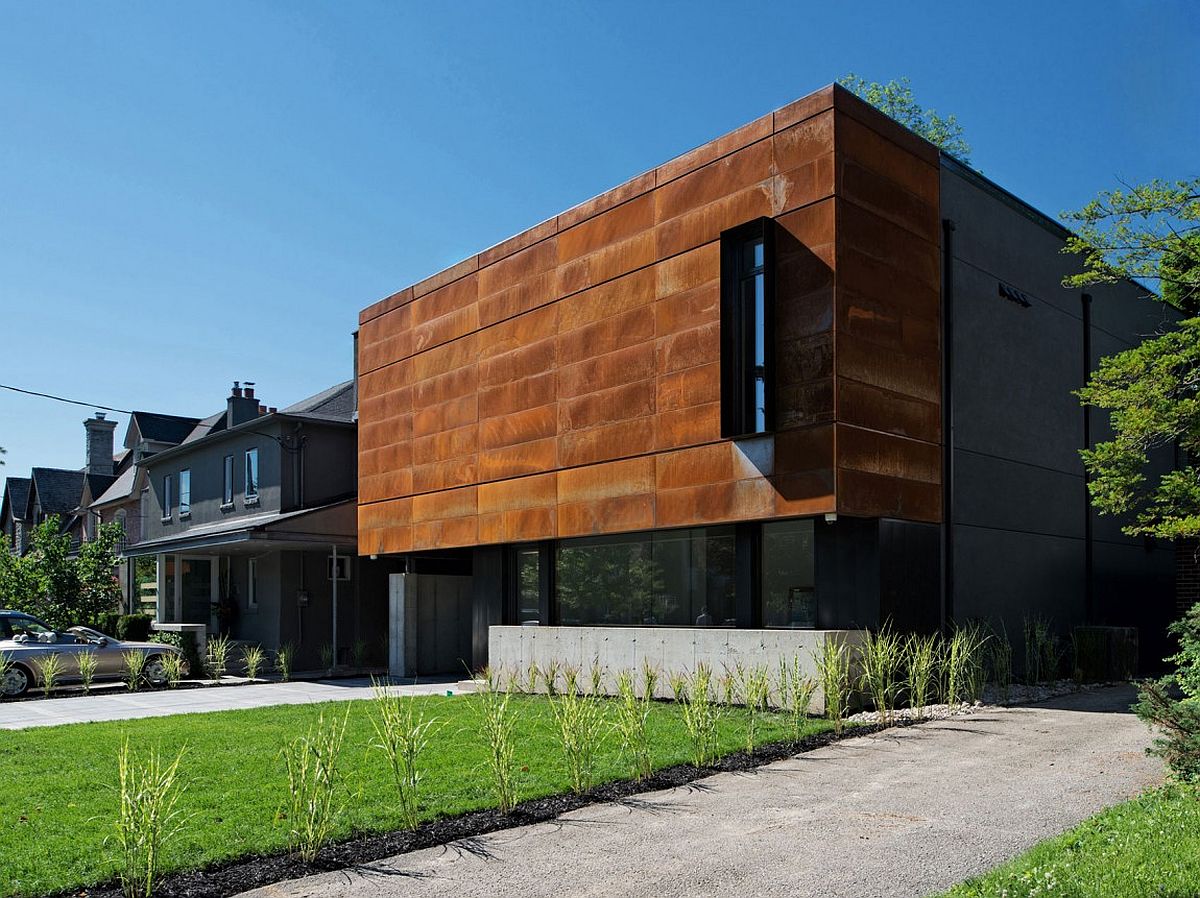 Cor-Ten-steel-face-of-the-modern-residence-in-Toronto