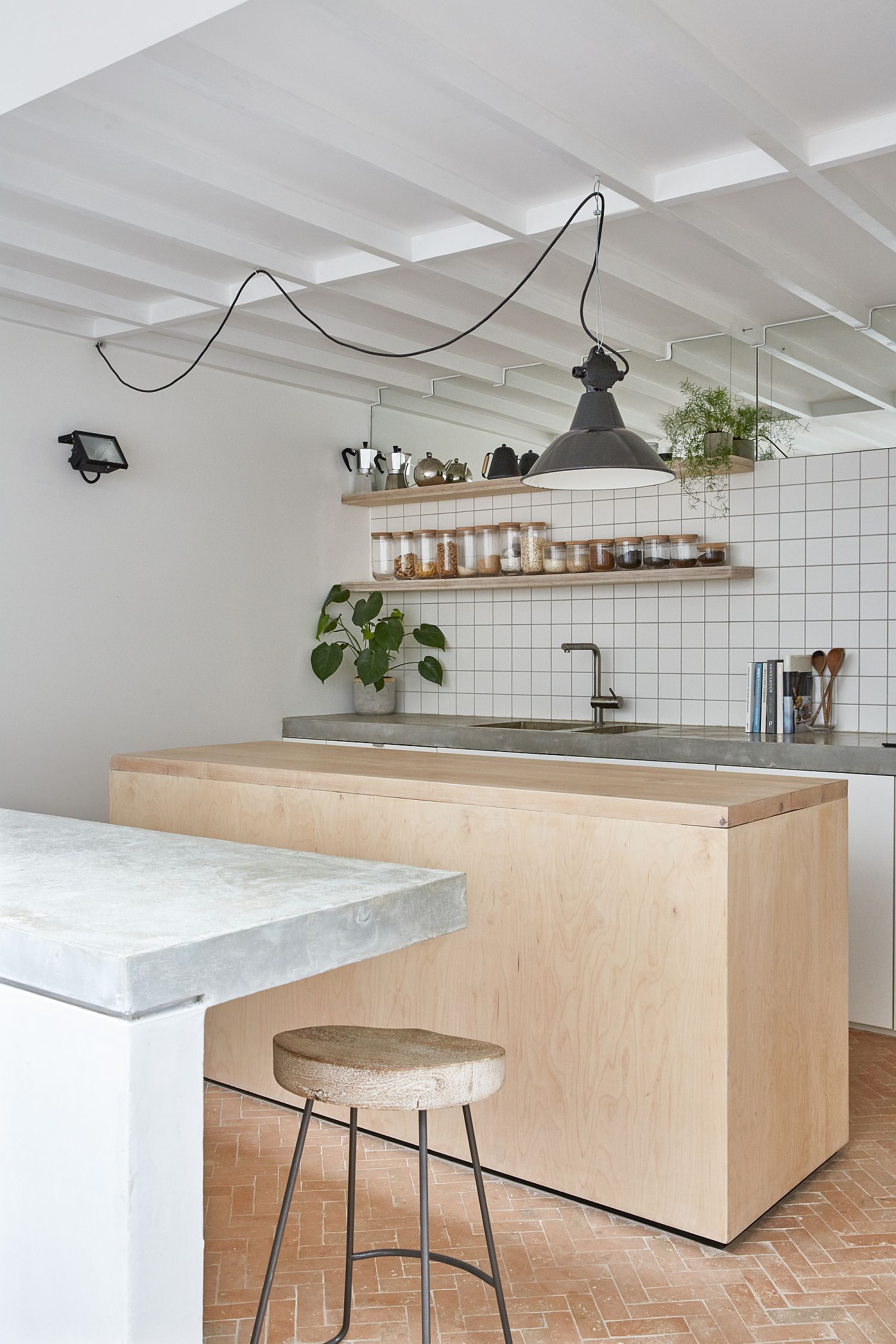 Elegant stone and wooden islands for the light-filled modern kitchen