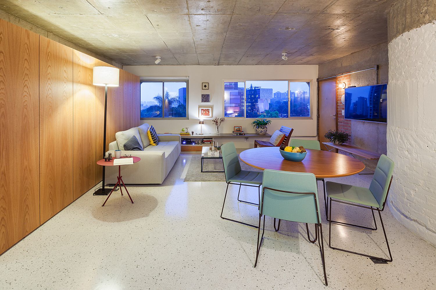 Exposed-concrete-ceiling-and-a-new-floor-for-the-renovated-apartment