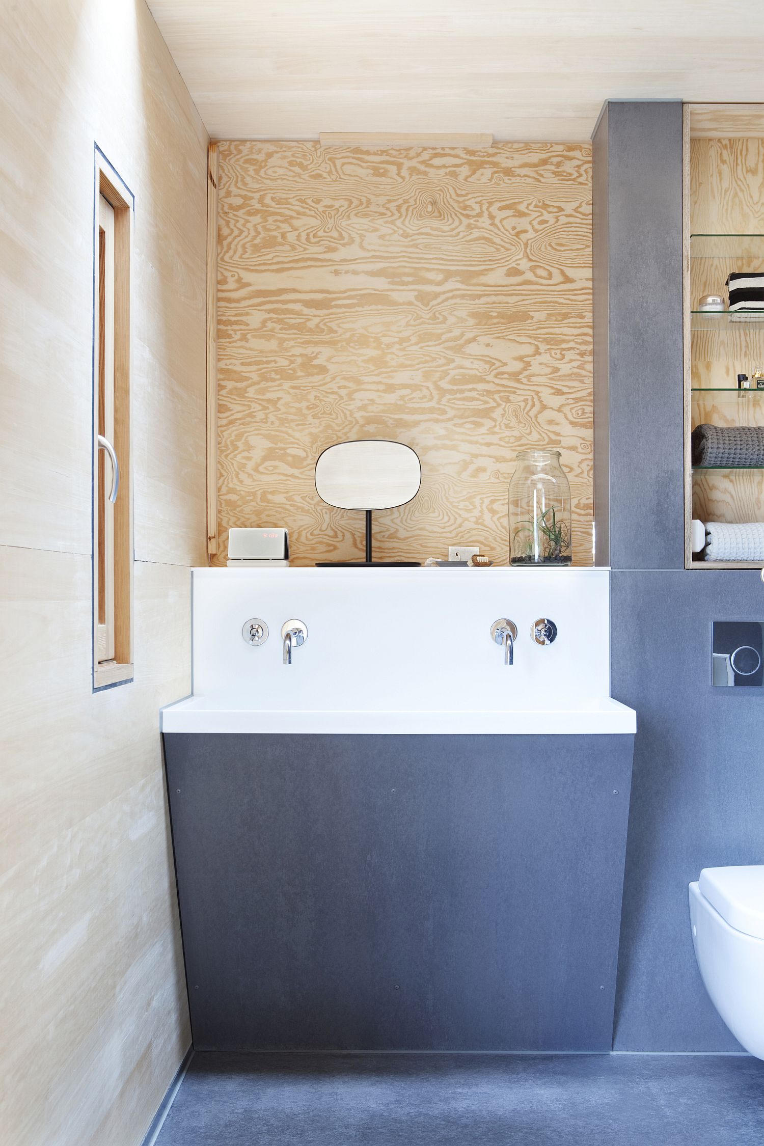 Gray, wood and white in the bathroom
