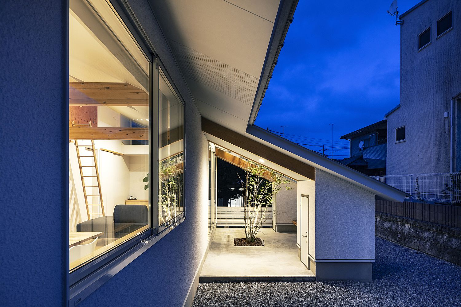 Irregular-plot-gives-birth-to-unique-modern-home-in-Japan-with-warm-lighting
