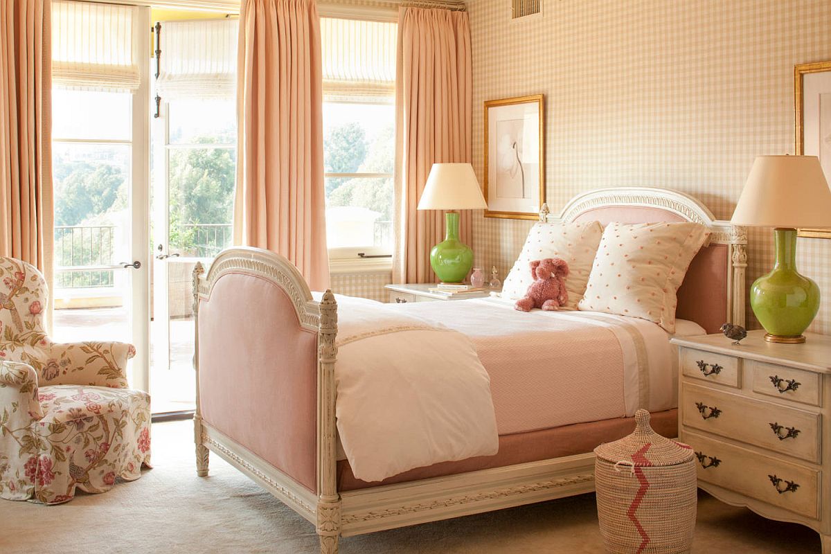 Lovely-pink-Mediterranean-room-full-of-natural-light