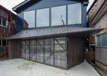 Metal-sheets-and-glass-create-an-adaptable-and-versatile-structure-217x155