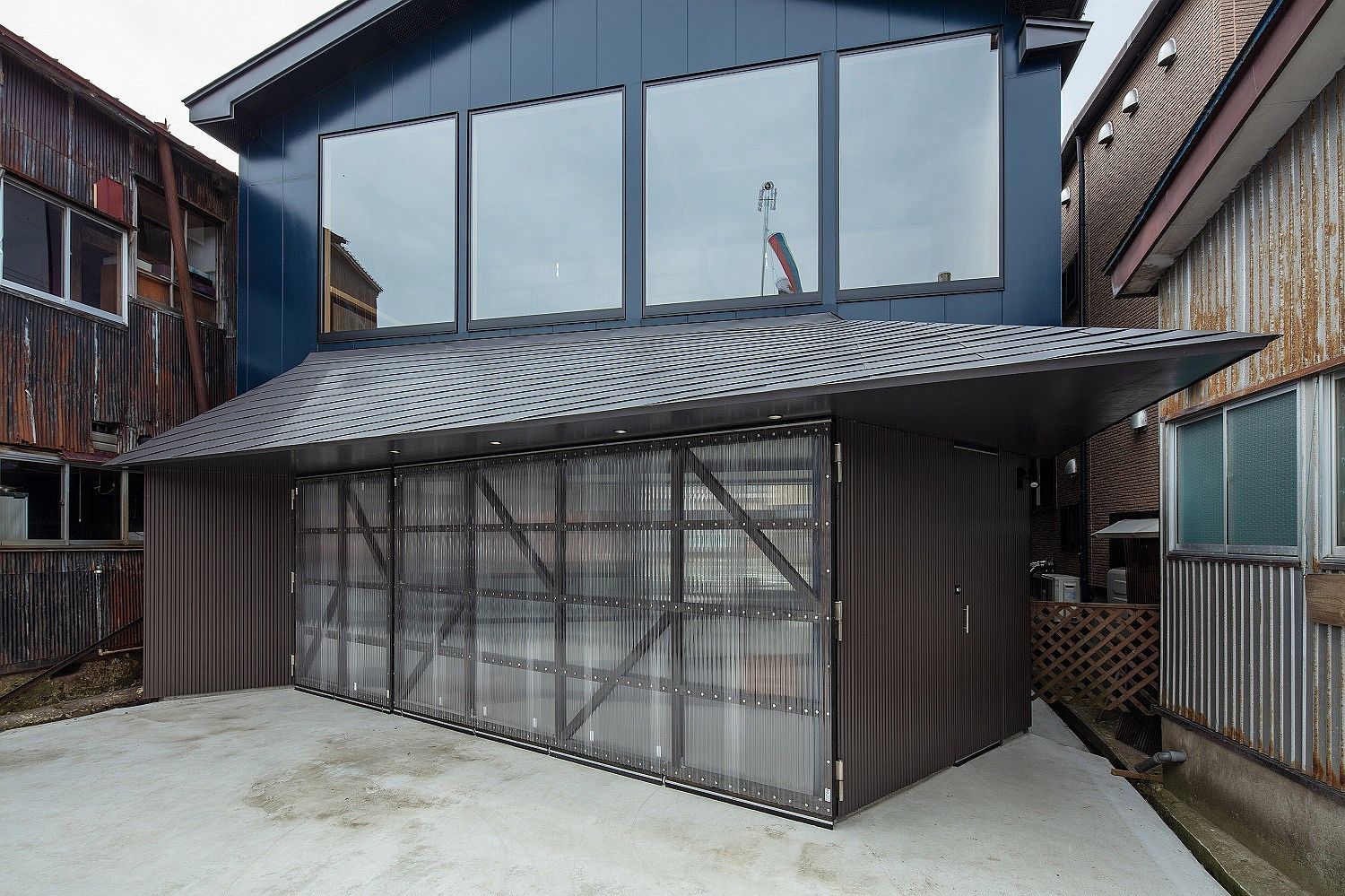 Metal-sheets-and-glass-create-an-adaptable-and-versatile-structure