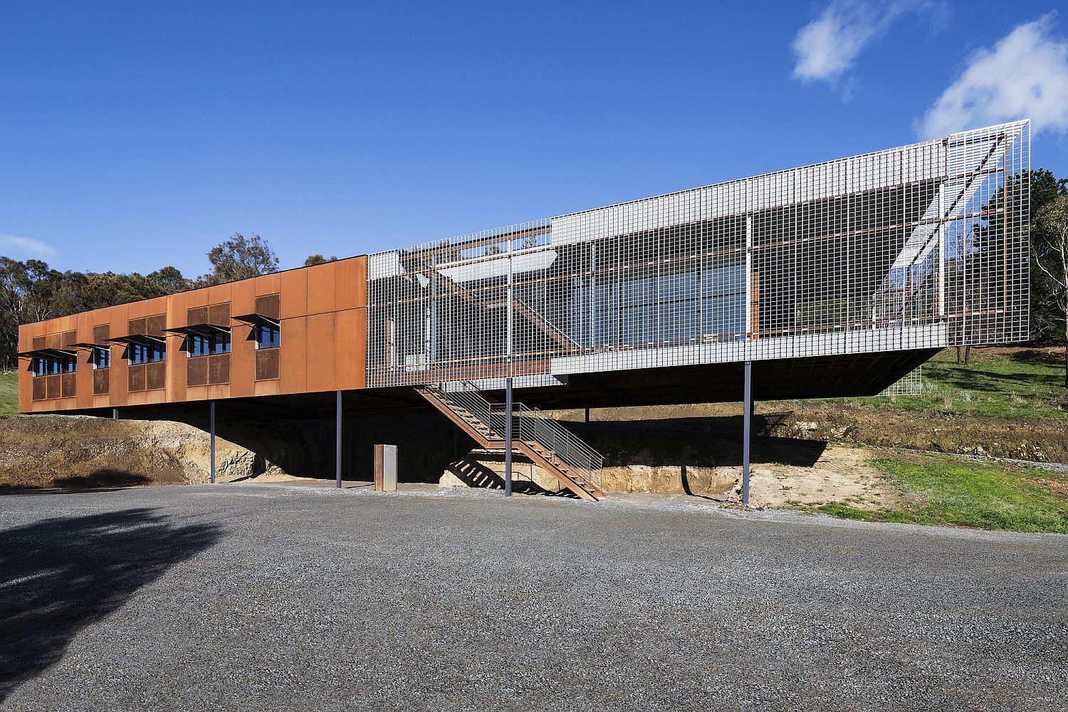 Metallic-exterior-of-the-Aussie-home-is-perfect-for-the-rough-weather-outside