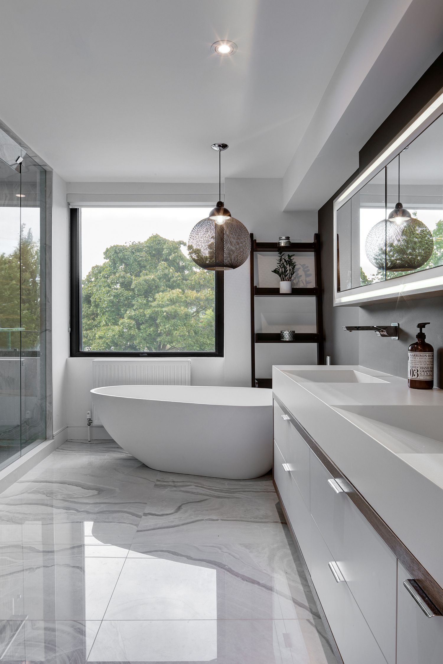 Polished-marble-flooring-for-the-contemporary-bathroom-in-white