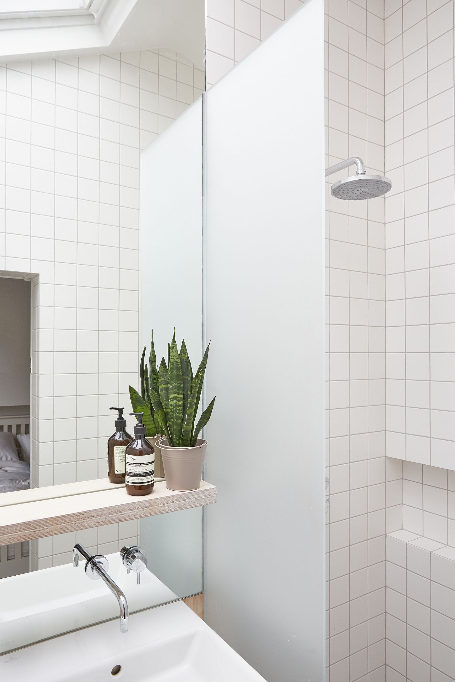 White-subway-tiles-for-the-small-modern-bathroom