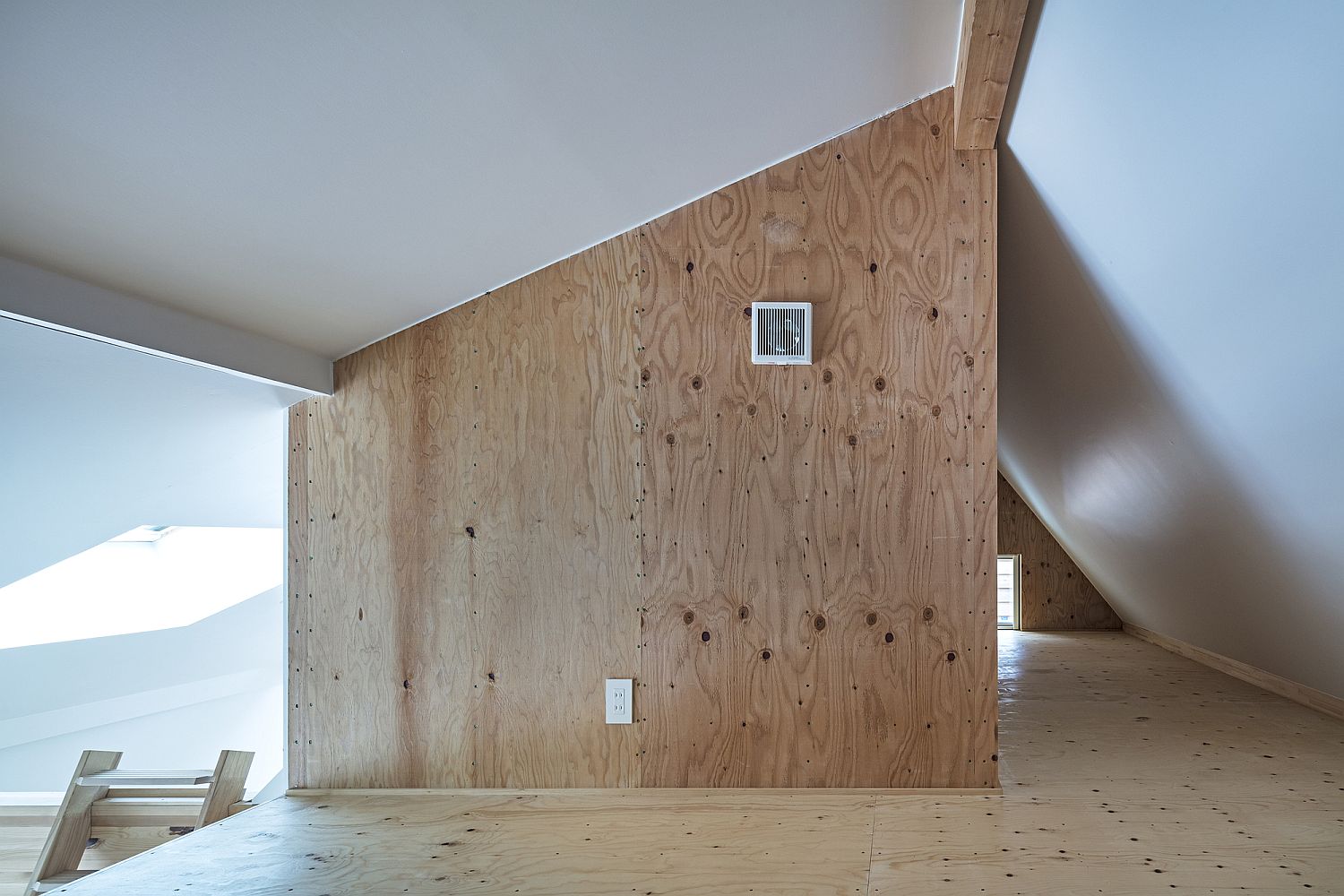 Wooden-loft-level-of-the-Japanese-home