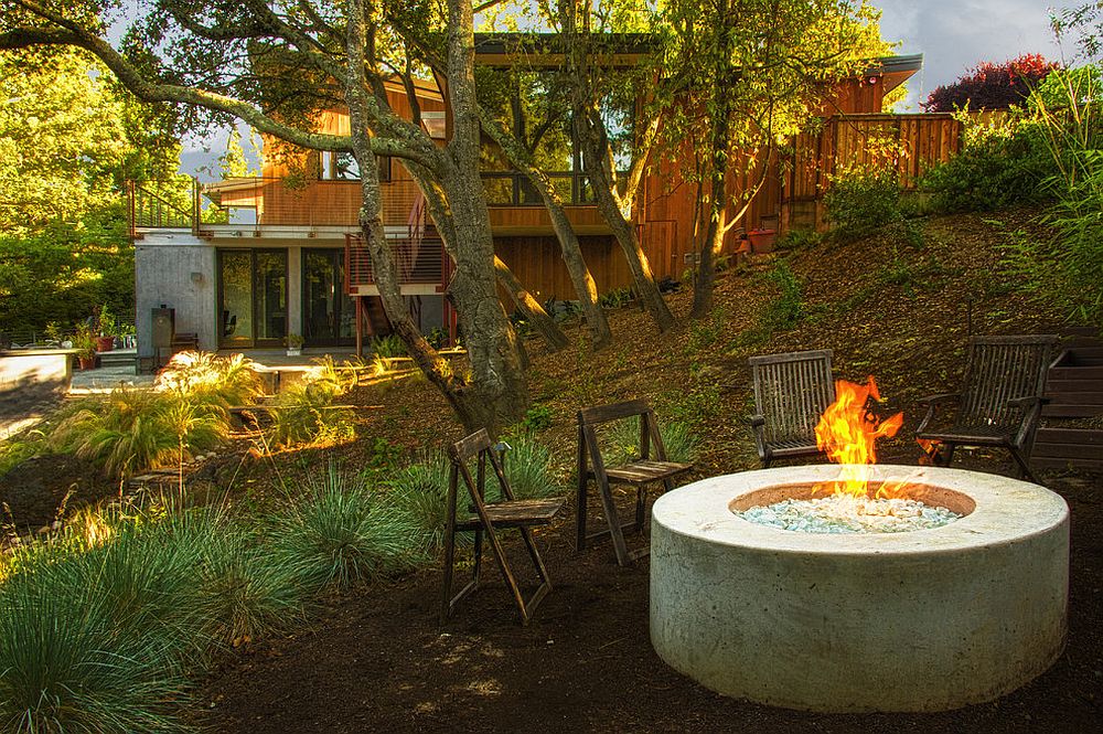 A casual approach to seating around the fire pit