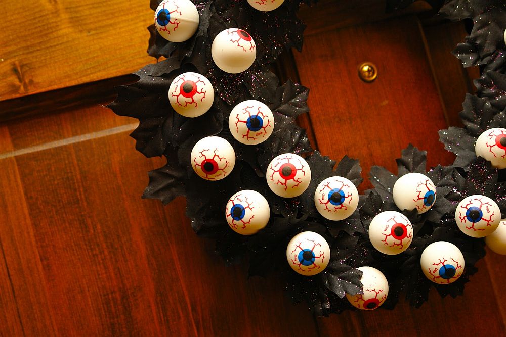 Bouncy eye ball Halloween wreath keeps an eye on the neighborhood for you!