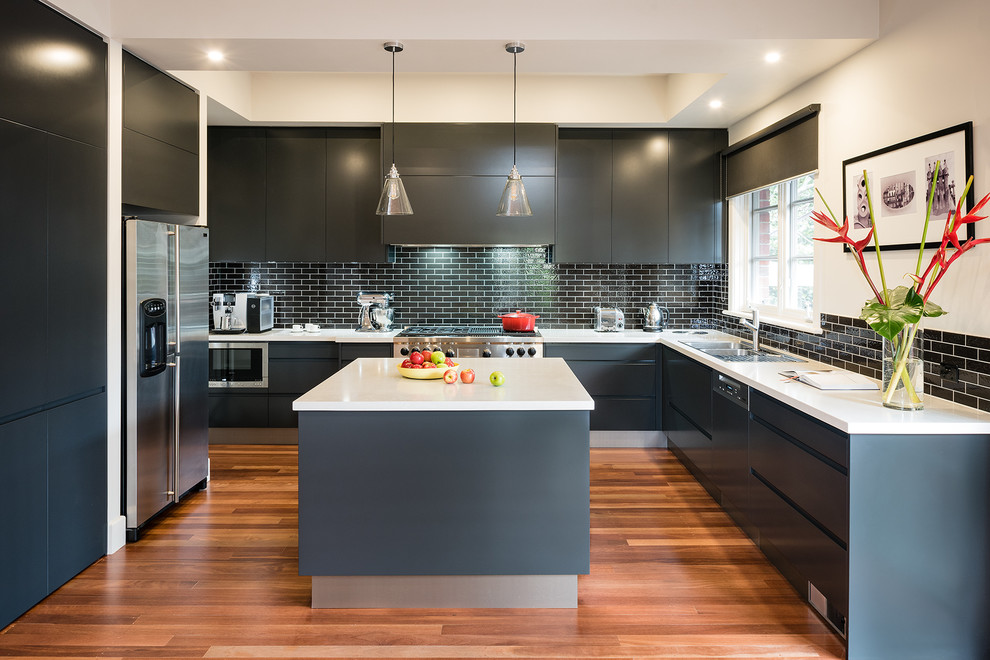 Combining-gray-with-black-in-the-kitchen-in-an-elegant-modern-fashion