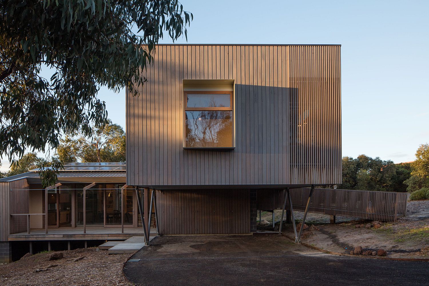 Concrete and wood Aussie home with cantilevered design