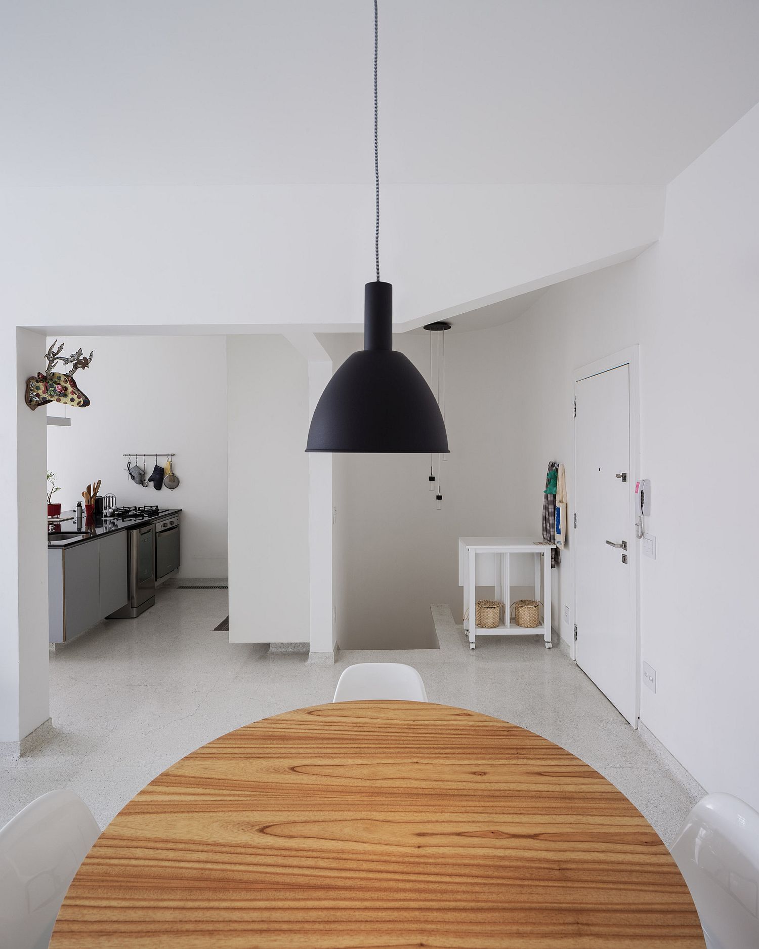 Dark-pendant-stands-out-visually-thanks-to-the-neutral-backdrop