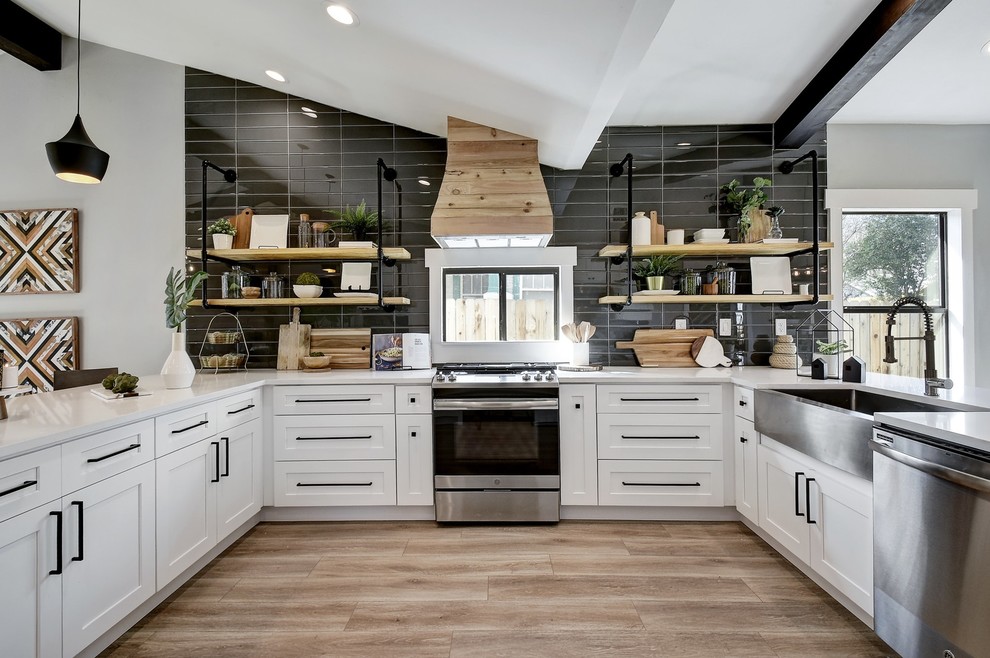 Fabulous use of black and white in the contemporary kitchen