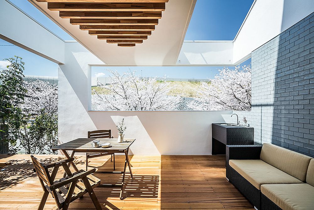 Get-innovative-with-the-deck-ceiling-to-bring-in-more-light