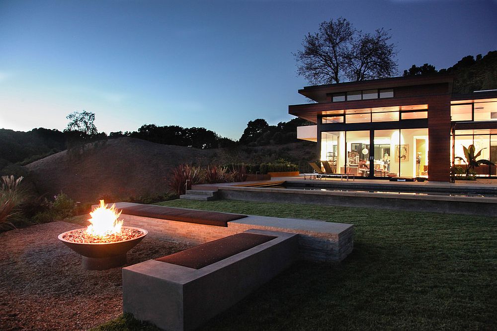 Keeping-the-seating-around-the-fire-pit-simple-and-minimal