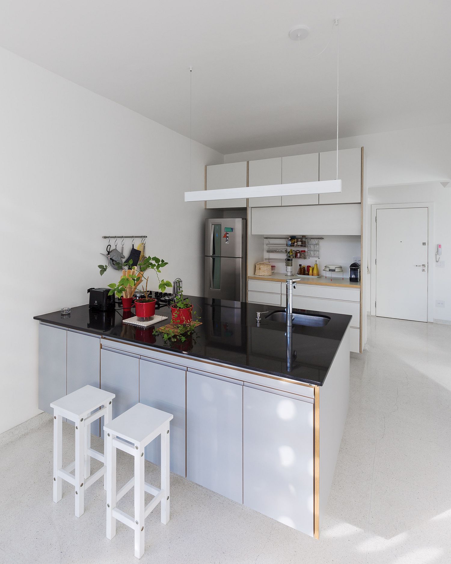 Kitchen-in-white-with-a-dark-island-countertop
