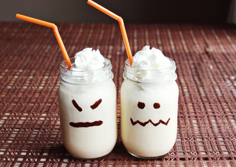 Love the idea of ghost milkshake for kids' Halloween party