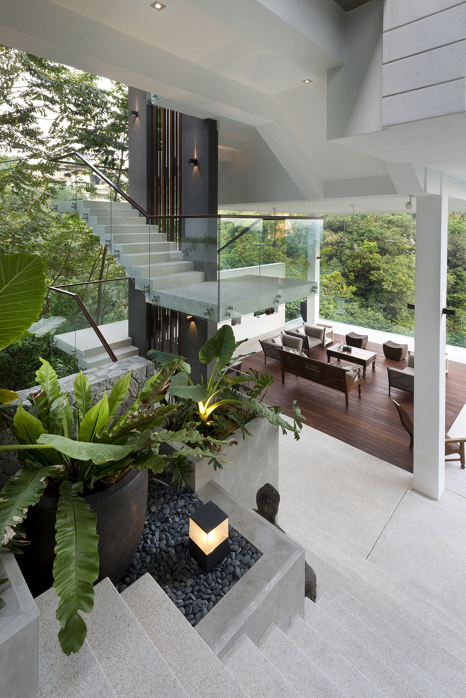 Open-spaces-combined-with-smart-private-zones-at-the-Be-Landa-House