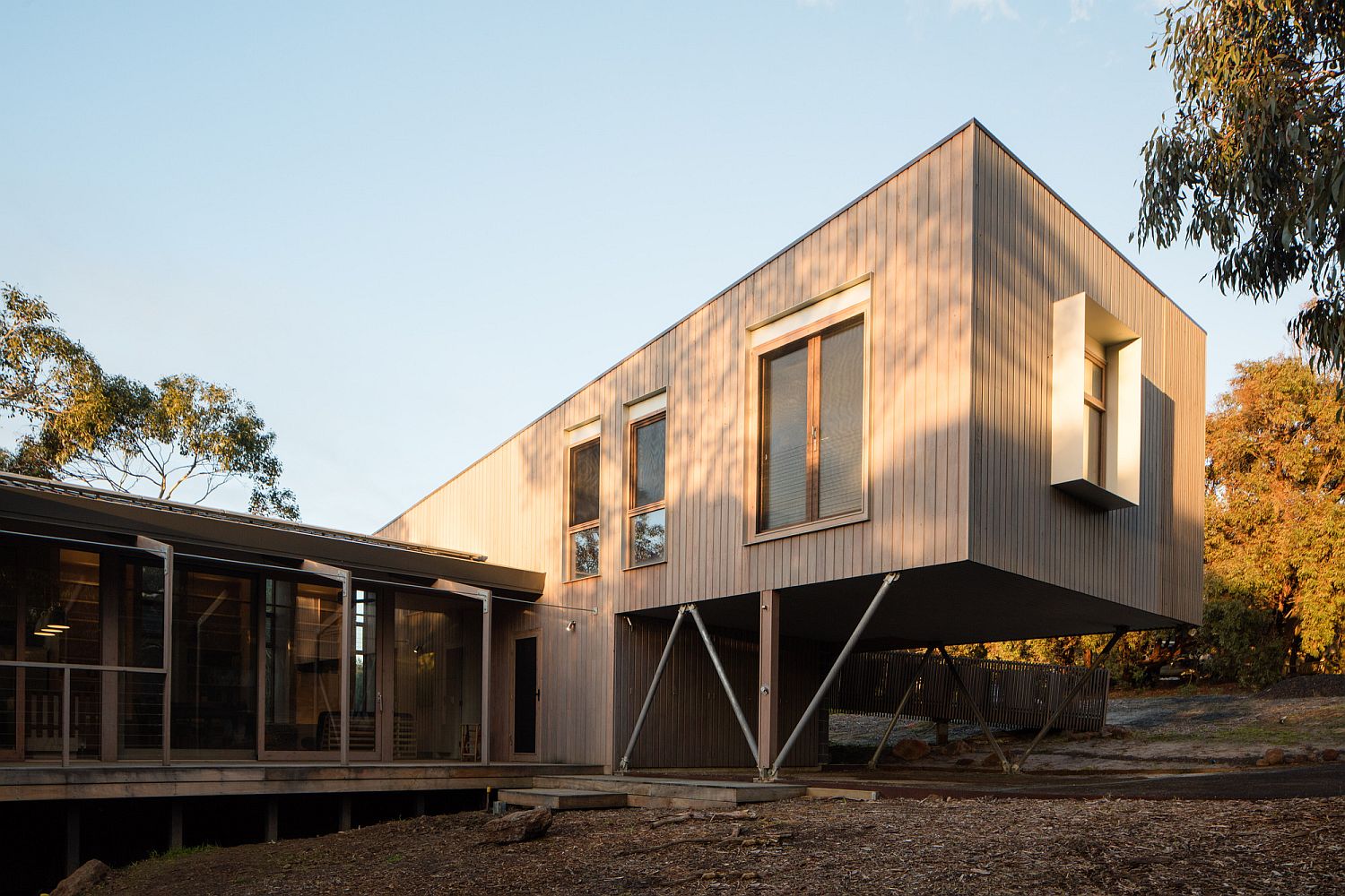 Overhang-of-the-house-creates-a-lovely-and-natural-carport