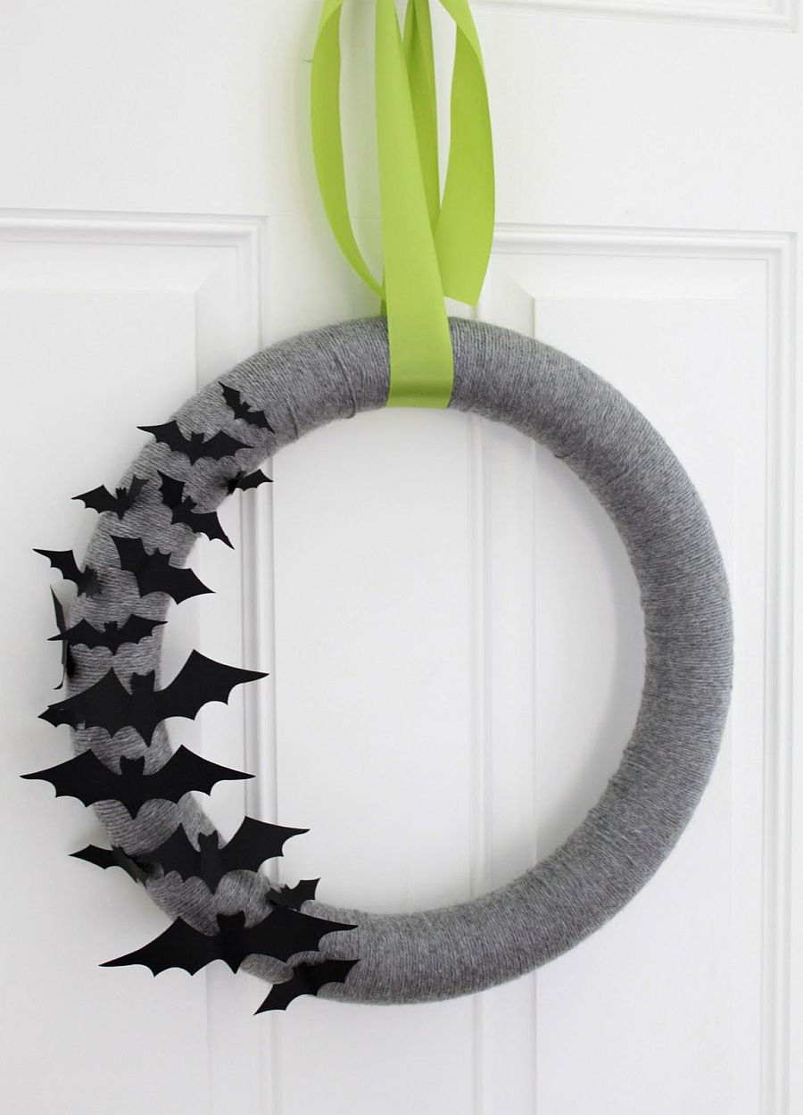 Simple yarn-wrapped halloween wreath idea