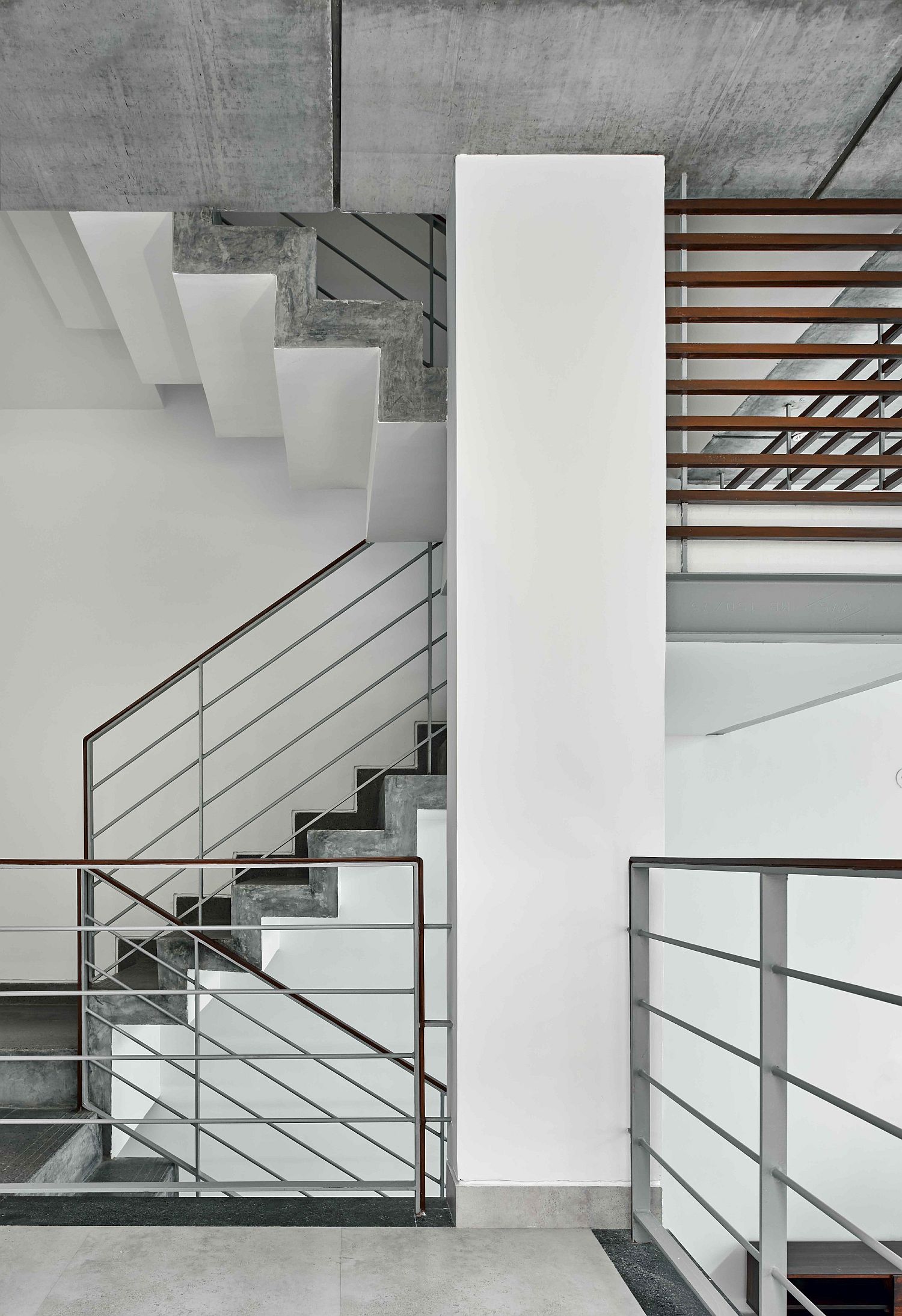 Staircase-connecting-the-multiple-levels-of-modern-home-in-Bangalore