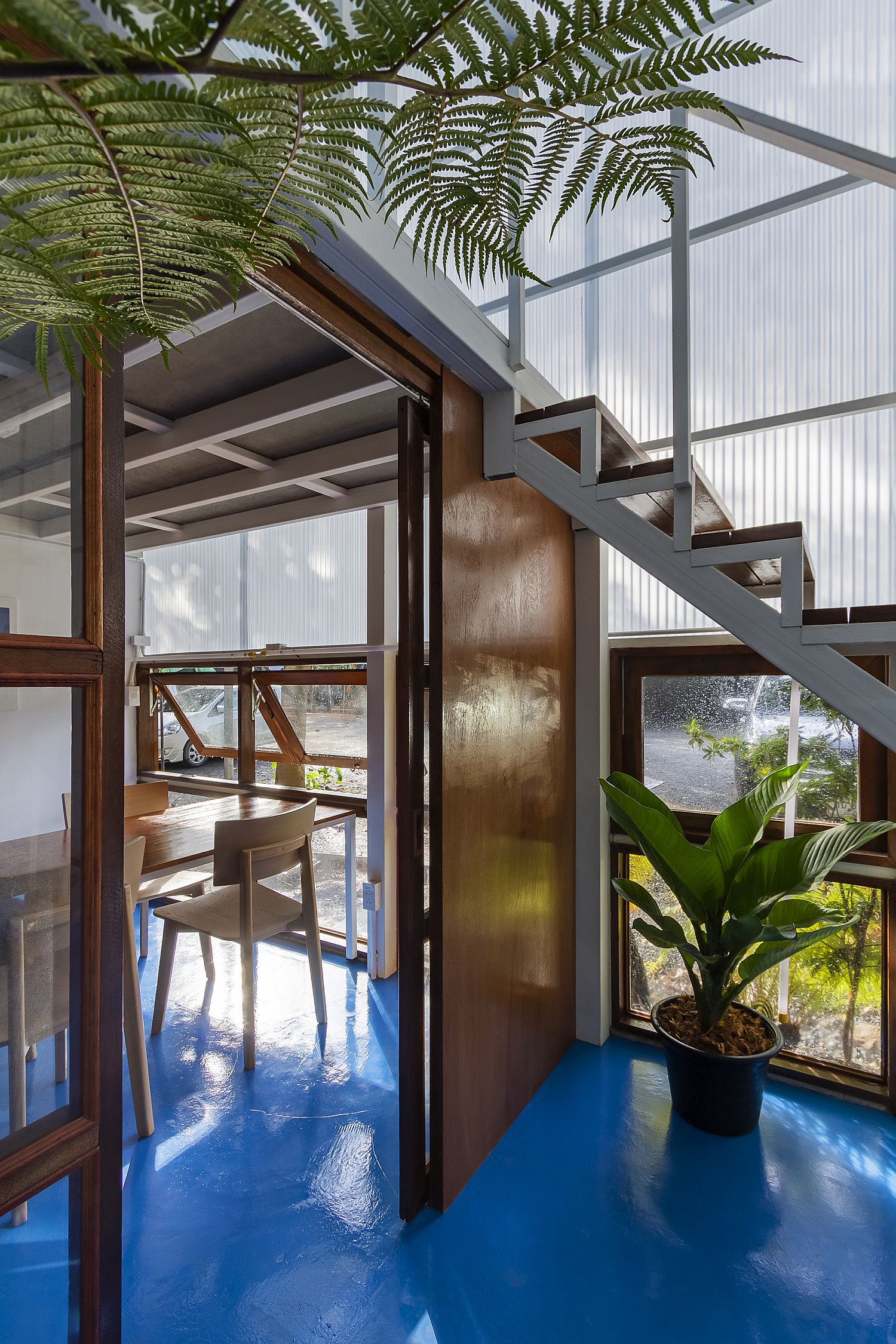 Steel and translucent glass pane structure for the library