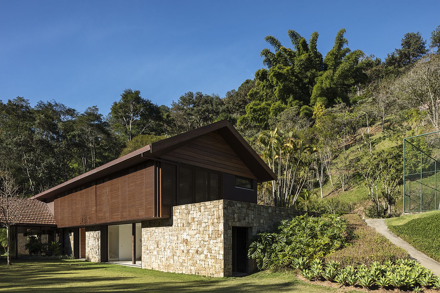 Stone wall of the lower level has the appeal of a retaining wall from distance