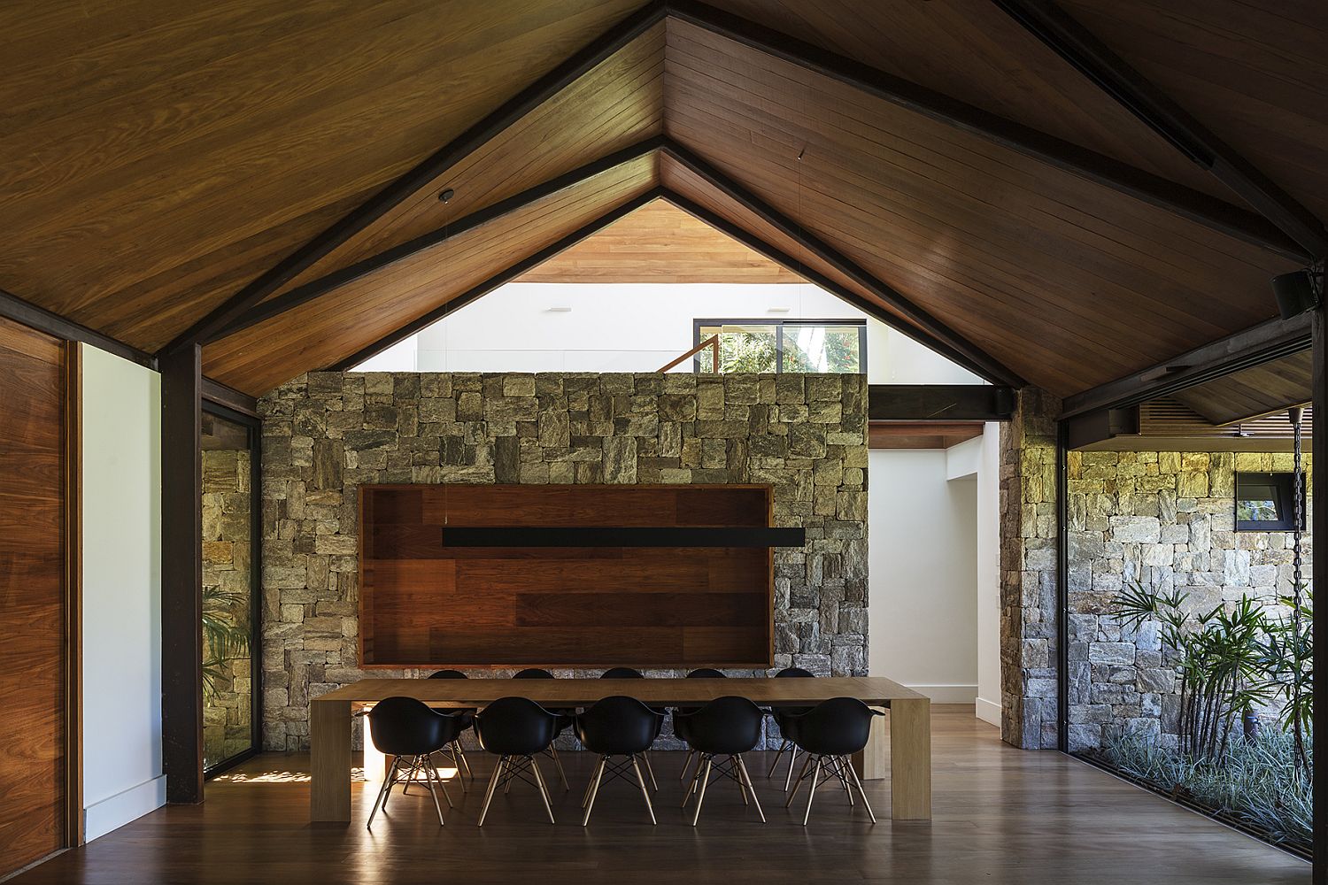 Stone-walls-make-an-appearance-inside-the-house-as-well