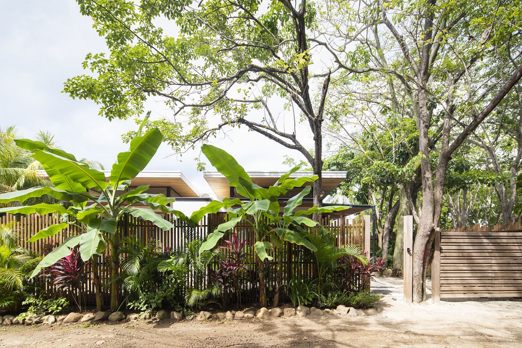 Street-facade-of-Villa-Akoya-in-Costa-Rica