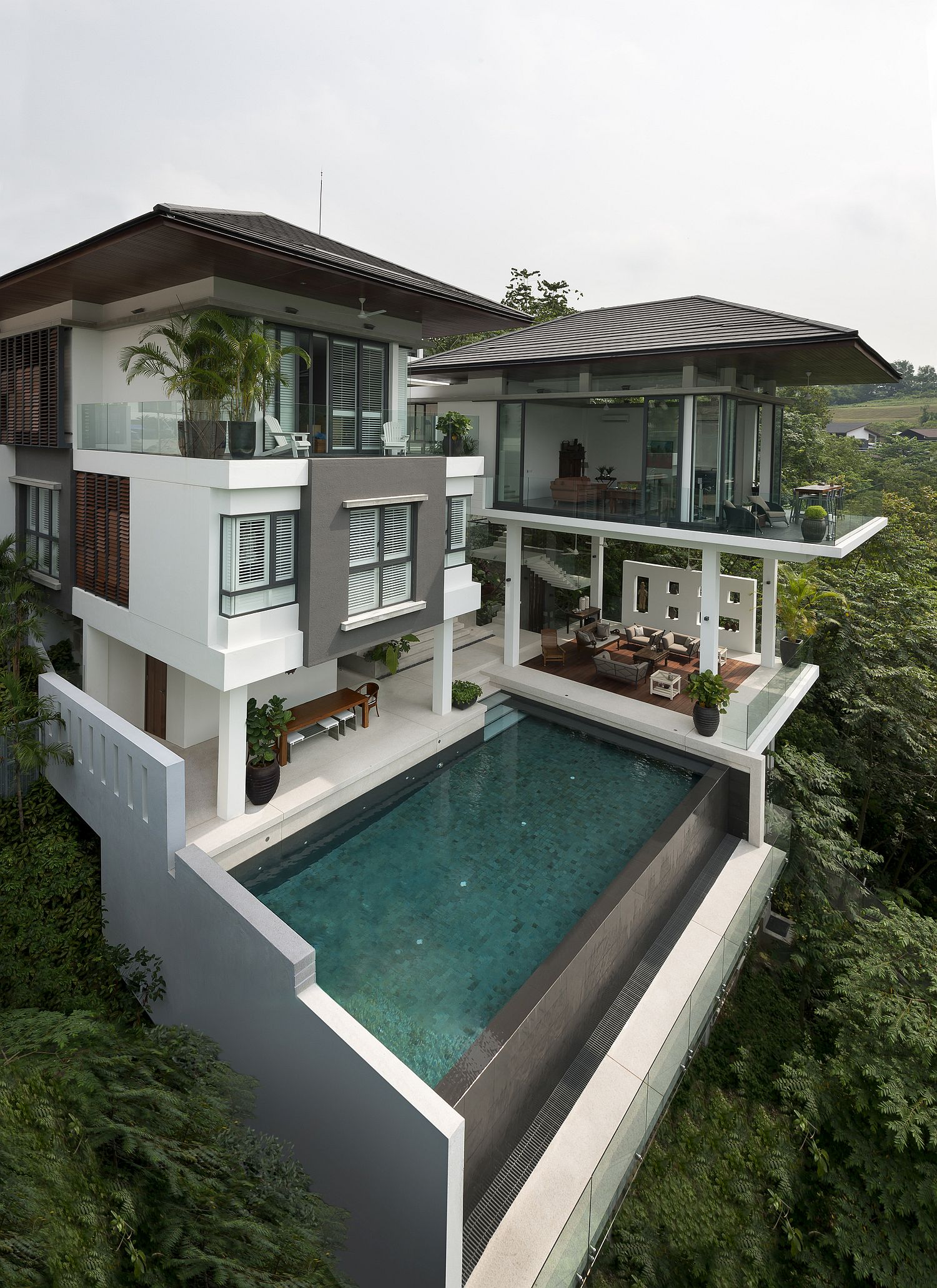 Stunning-home-with-a-floating-pool-and-multiple-decks-that-offer-amazing-forest-views