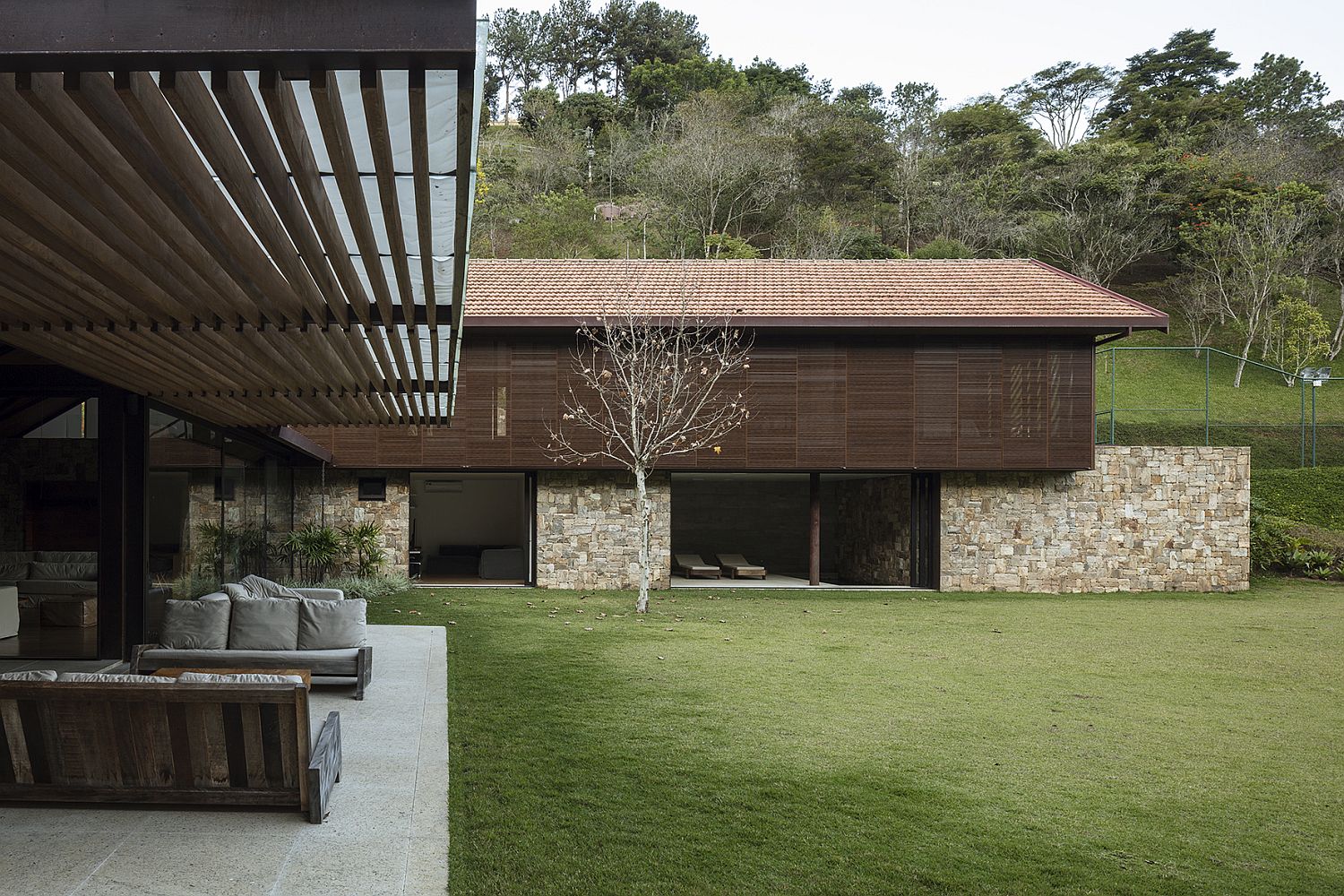 Sweeping twin level modern home in Brazil with a flowing indoor-outdoor interplay