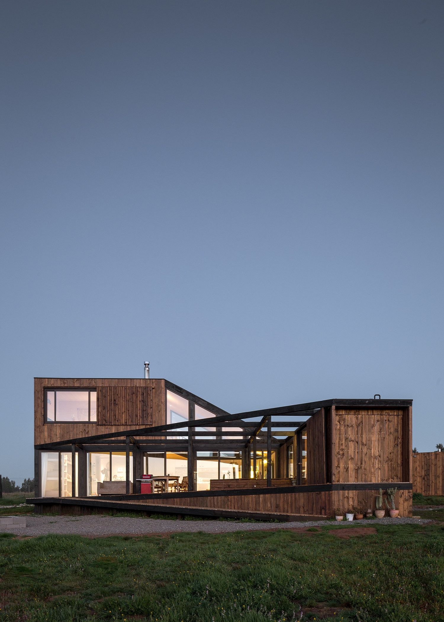 Wood-glass-and-metal-exterior-of-the-BL-1-House