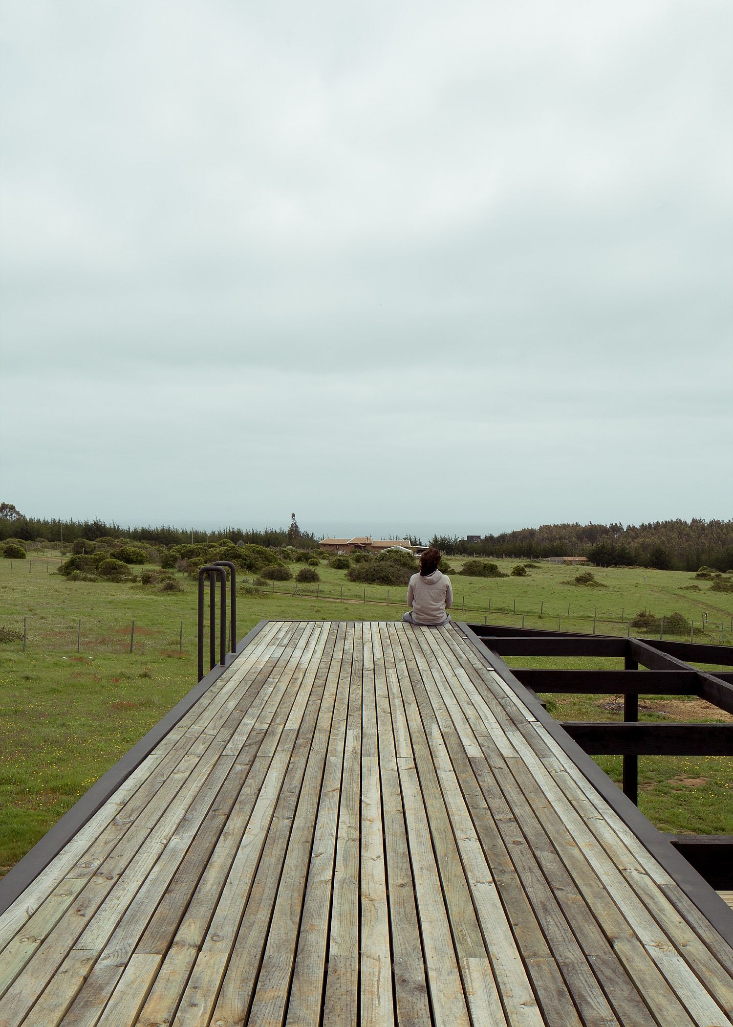 Wooden-deck-with-a-view-of-the-distant-ocean