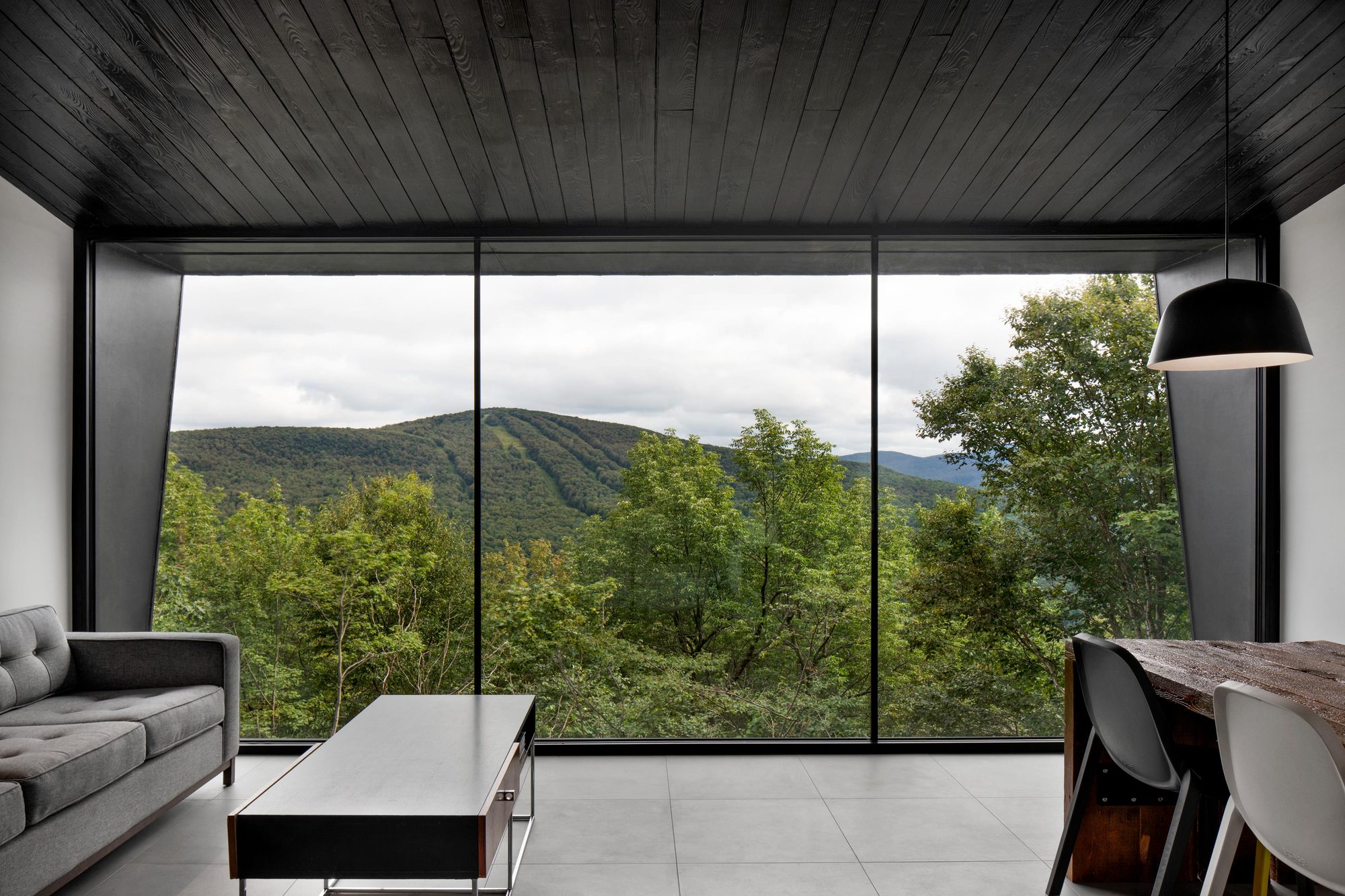 Amazing-views-of-the-forest-and-the-mountains-from-the-minimal-cabin-living-area