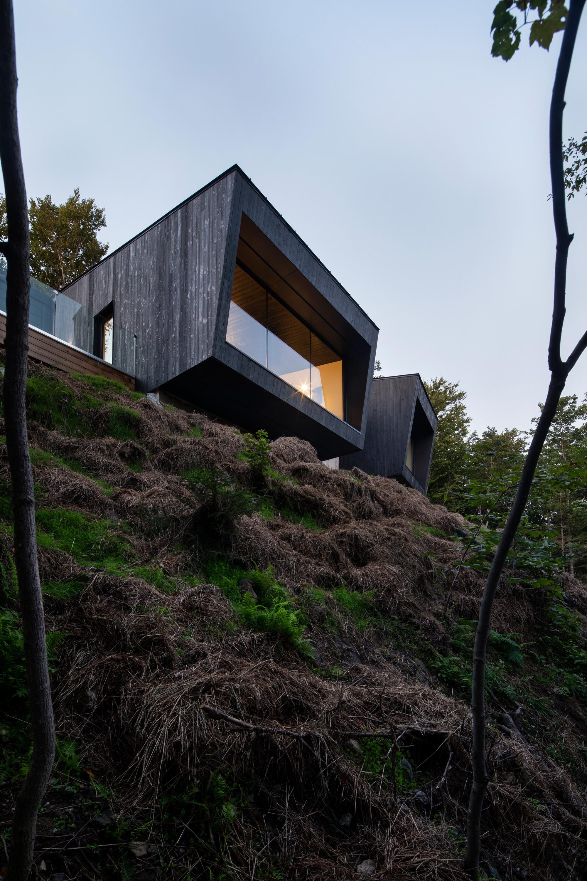 Angular ceiling and floors of the cabin keep you on the edge of the cliff