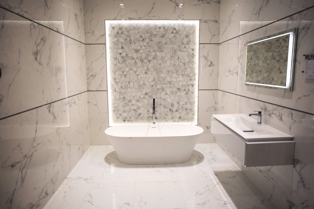 Bahtroom with marble-like ceramic tiles - Porcelanosa