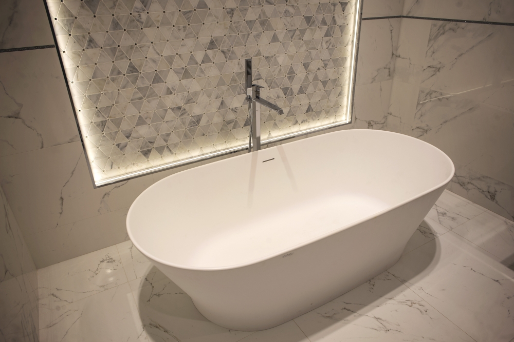 Bahtroom with marble-like ceramic wall and floor tiles - Porcelanosa