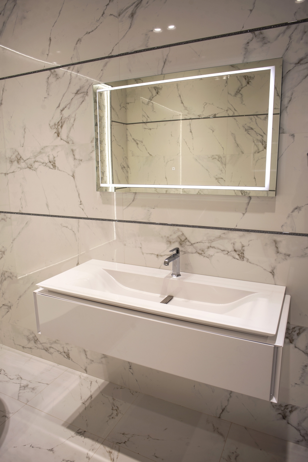 Bahtroom-with-marble-like-ceramics-Porcelanosa