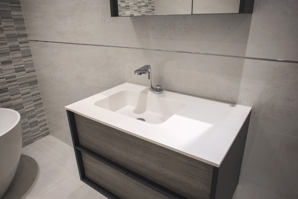 Beautiful bathroom design with contrasting vanity - Porcelanosa