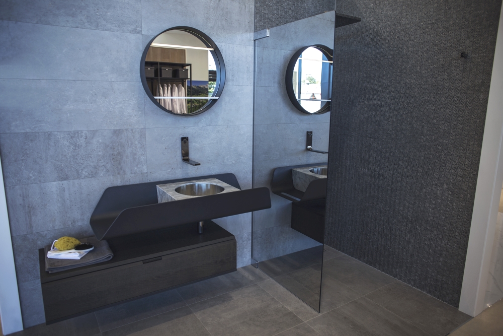 Beautiful dark themed bathroom design and tiles