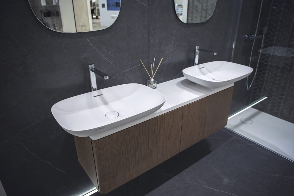 Beautiful-double-bathroom-vanities-in-white