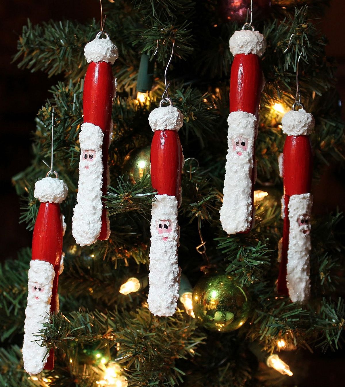 Clothespin-Santa-Christmas-Ornaments-are-easy-and-quick-to-craft