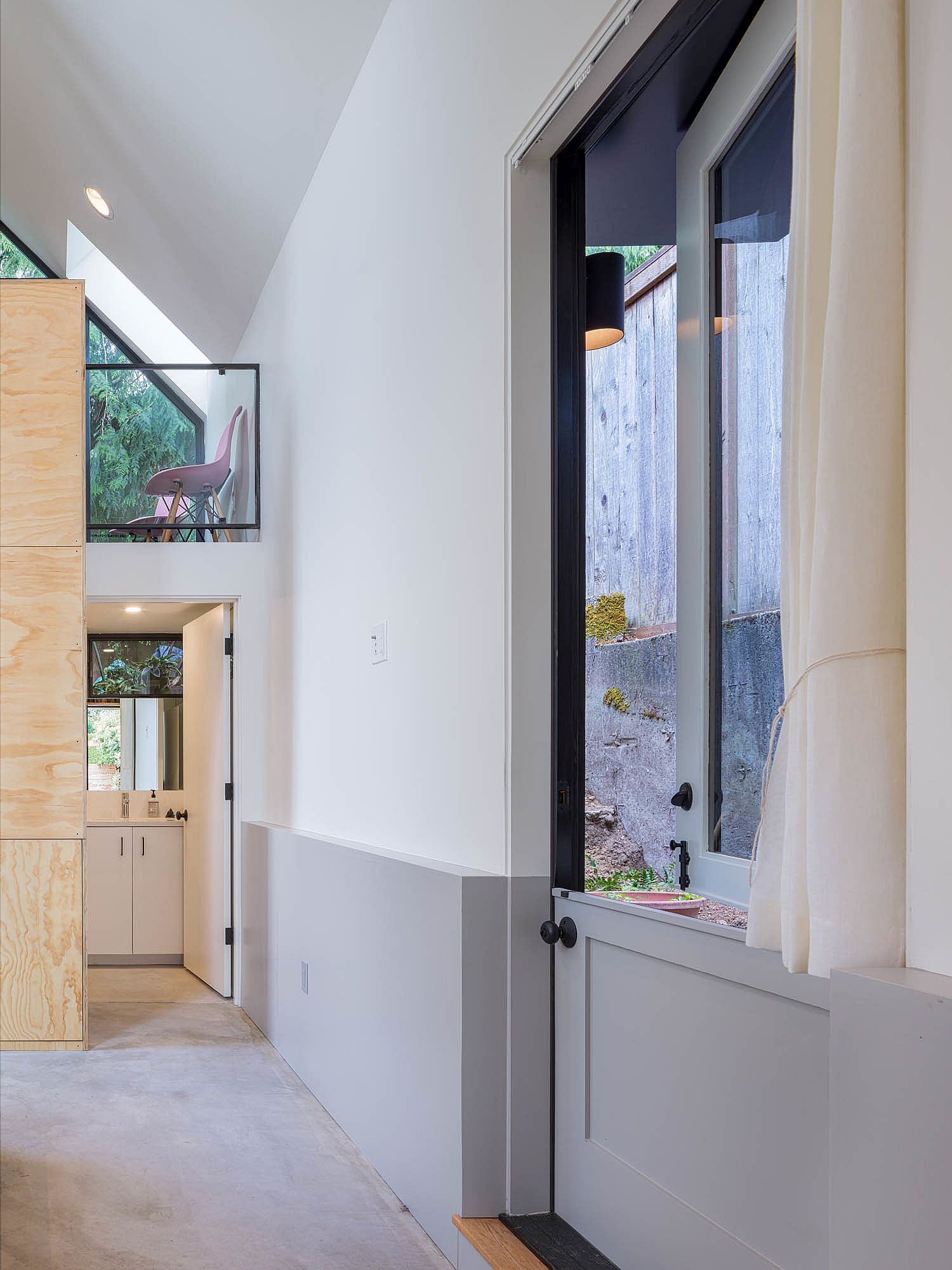 Combining white, gray and wood inside the small backyard second home